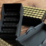 Munitionsbox leer mit Munition im Hintergrund